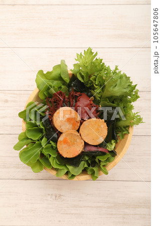 あん肝と海藻のサラダ 105647806