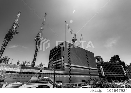 変貌する東京 工事中の新宿駅西口周辺 2023.07　a-5 硬調モノクロ 105647924