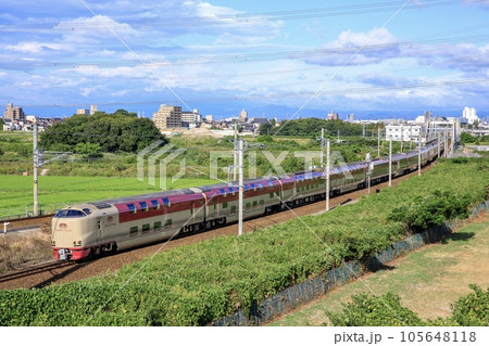 東海道線を走るサンライズエクスプレスの回送列車 東海道線を走るサンライズエクスプレスの回送列車 105648118