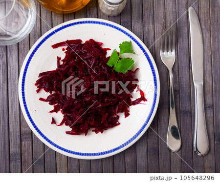 Fresh red beet salad for healthy eating 105648296