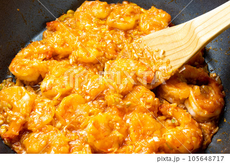 えびのチリソース(エビチリ)調理シーン。 105648717