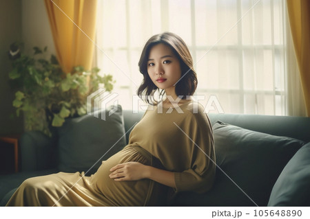 部屋のソファに座っているお腹の大きな日本人女性の妊婦「AI生成画像」 105648890