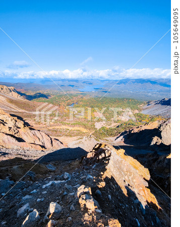 秋の磐梯山登山：裏磐梯の眺め 105649095