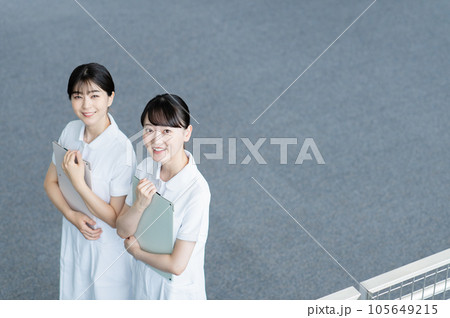 病院で働く若い女性看護師 病院で働く若い女性看護師 105649215