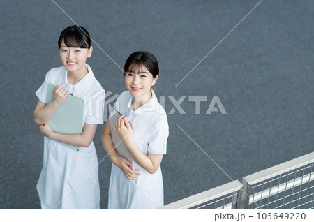 病院で働く若い女性看護師 105649220