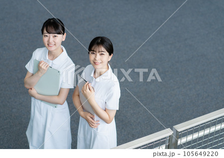 病院で働く若い女性看護師 病院で働く若い女性看護師 105649220