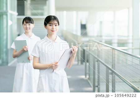 病院で働く若い女性看護師 105649222