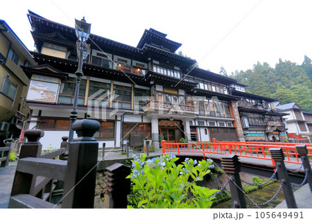 夏の朝霧と共に目覚める大正ロマン銀山温泉街 夏の朝霧と共に目覚める大正ロマン銀山温泉街 105649491