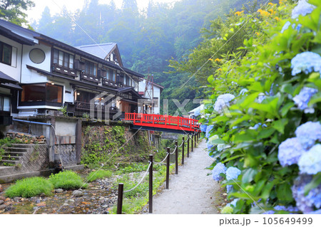 夏の朝霧と共に目覚める大正ロマン銀山温泉街 夏の朝霧と共に目覚める大正ロマン銀山温泉街 105649499