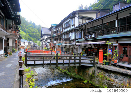 夏の朝霧と共に目覚める大正ロマン銀山温泉街 105649500
