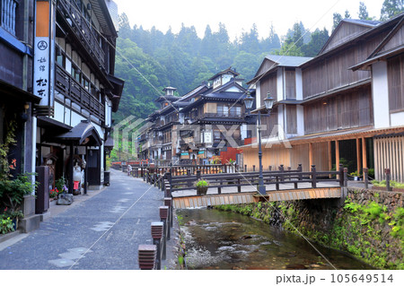 夏の朝霧と共に目覚める大正ロマン銀山温泉街 夏の朝霧と共に目覚める大正ロマン銀山温泉街 105649514