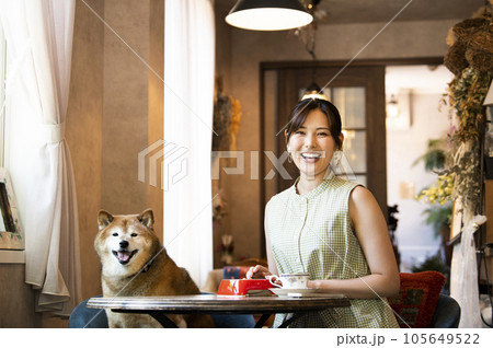ドックカフェ　若い女性　柴犬　カメラ目線 105649522