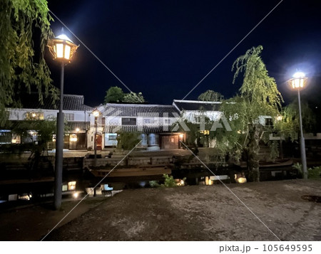ライトアップされた倉敷美観地区の街並み 105649595