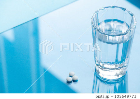 薬と水 105649773