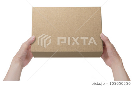 ダンボールの小箱を持つ手 105650350