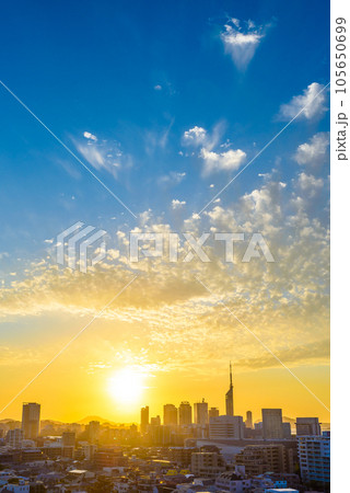 夕焼けが綺麗な早良区百道浜、地行浜、福岡タワー一帯の夕暮れと青空と太陽　 105650699