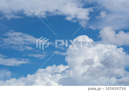 透き通った夏の青い空と雲 透き通った夏の青い空と雲 105650738