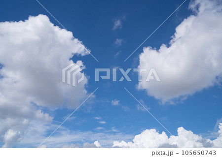 透き通った夏の青い空と雲 透き通った夏の青い空と雲 105650743