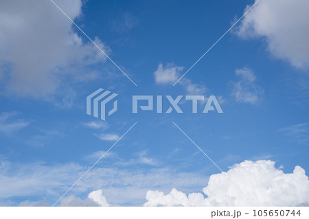 透き通った夏の青い空と雲 透き通った夏の青い空と雲 105650744