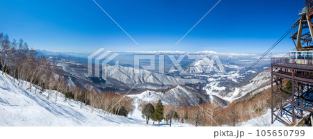 スキー場ロープウェイ山頂駅からのパノラマ風景 (長野県、竜王スキーパーク) 105650799