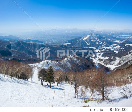 スキー場ロープウェイ山頂駅から見下ろす急斜面コースと山並み (長野県、竜王スキーパーク) スキー場ロープウェイ山頂駅から見下ろす急斜面コースと山並み (長野県、竜王スキーパーク) 105650800