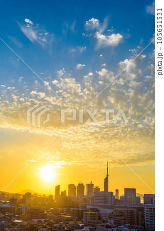 夕焼けが綺麗な早良区百道浜、地行浜、福岡タワー一帯の夕暮れと青空と太陽　 105651531