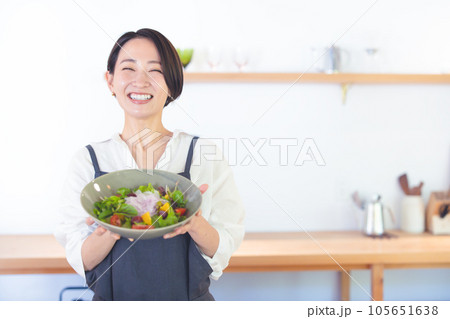 女性 ライフスタイル 料理 女性 ライフスタイル 料理 105651638