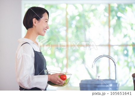 女性 ライフスタイル 料理 女性 ライフスタイル 料理 105651641