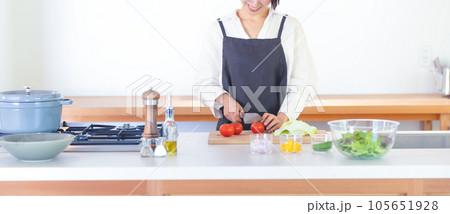 女性　ライフスタイル　料理 105651928