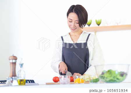 女性　ライフスタイル　料理 105651934