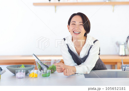 女性　ライフスタイル　料理 105652181
