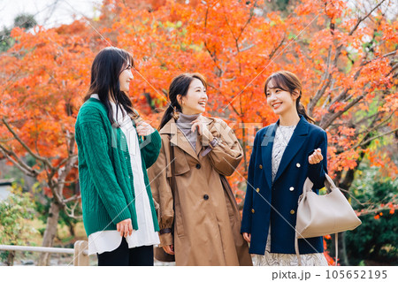 紅葉シーズンに旅行をする女性3人組 105652195
