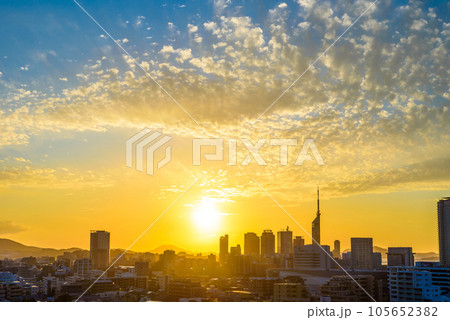 夕焼けが綺麗な早良区百道浜、地行浜、福岡タワー一帯の夕暮れと青空と太陽　 105652382