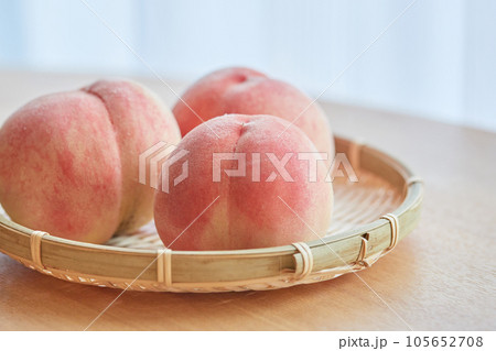ザルに盛られた桃 105652708