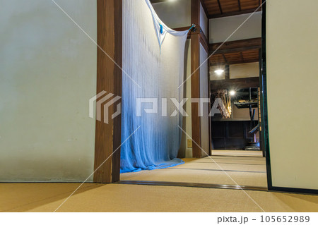 蚊帳と囲炉裏端 蚊帳と囲炉裏端 105652989