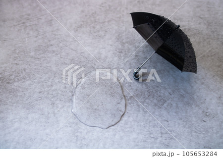 雨・水溜まりと雨傘 雨・水溜まりと雨傘 105653284