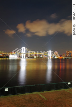 豊洲から望む夜のレインボーブリッジ 105653331