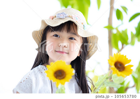 女の子のポートレート ひまわりを持っている女の子 女の子のポートレート ひまわりを持っている女の子 105653780