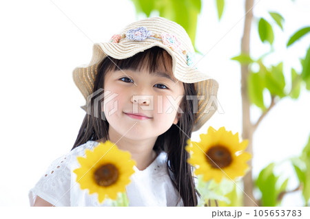 女の子のポートレート ひまわりを持っている女の子 女の子のポートレート ひまわりを持っている女の子 105653783