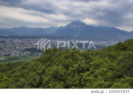秩父ミューズパーク展望台からの秩父市・武甲山の眺め　埼玉県秩父市・小鹿野町 105653935