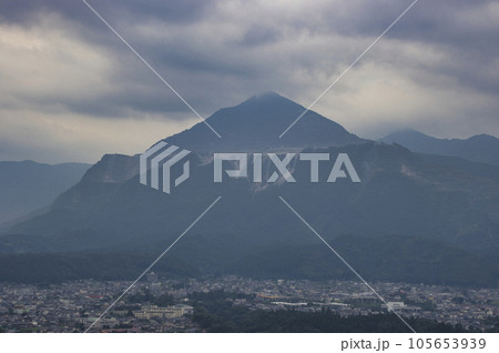 秩父ミューズパーク展望台からの秩父市・武甲山の眺め 埼玉県秩父市・小鹿野町 秩父ミューズパーク展望台からの秩父市・武甲山の眺め 埼玉県秩父市・小鹿野町 105653939