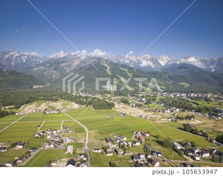 夏の朝の白馬村の雄大な眺め　長野県白馬村（ドローンによる空撮） 105653947