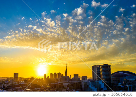夕焼けが綺麗な早良区百道浜、地行浜、福岡タワー一帯の夕暮れと青空と太陽　明瞭くっきり 105654016