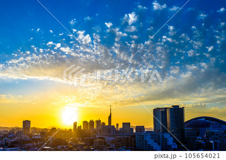 夕焼けが綺麗な早良区百道浜、地行浜、福岡タワー一帯の夕暮れと青空と太陽 明瞭くっきり青空多め 夕焼けが綺麗な早良区百道浜、地行浜、福岡タワー一帯の夕暮れと青空と太陽 明瞭くっきり青空多め 105654021