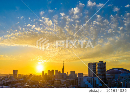 夕焼けが綺麗な早良区百道浜、地行浜、福岡タワー一帯の夕暮れと青空と太陽 夕焼けが綺麗な早良区百道浜、地行浜、福岡タワー一帯の夕暮れと青空と太陽 105654026