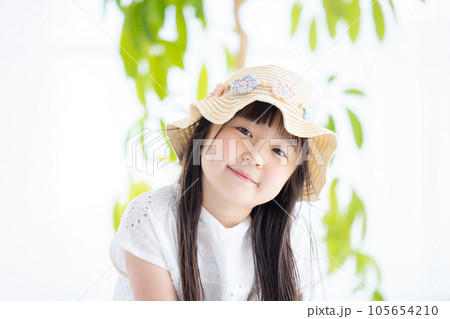 女の子のポートレート 麦わら帽子をかぶっている女の子 女の子のポートレート 麦わら帽子をかぶっている女の子 105654210