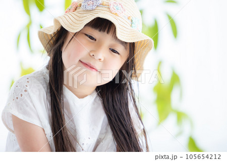 女の子のポートレート　麦わら帽子をかぶっている女の子 105654212