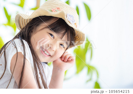女の子のポートレート 麦わら帽子をかぶっている女の子 女の子のポートレート 麦わら帽子をかぶっている女の子 105654215