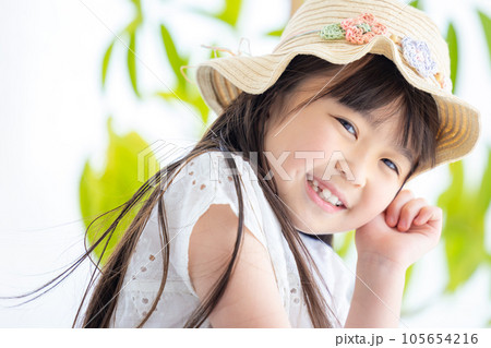 女の子のポートレート 麦わら帽子をかぶっている女の子 女の子のポートレート 麦わら帽子をかぶっている女の子 105654216