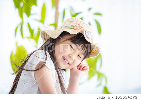 女の子のポートレート　麦わら帽子をかぶっている女の子 105654379
